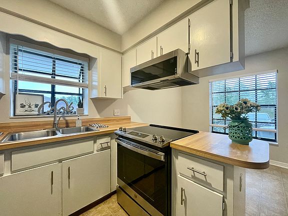 4th image of 117 E Myrtle St #153