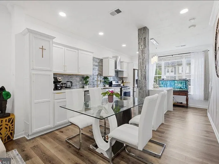 21845 Jarvis Sq — Photo 5