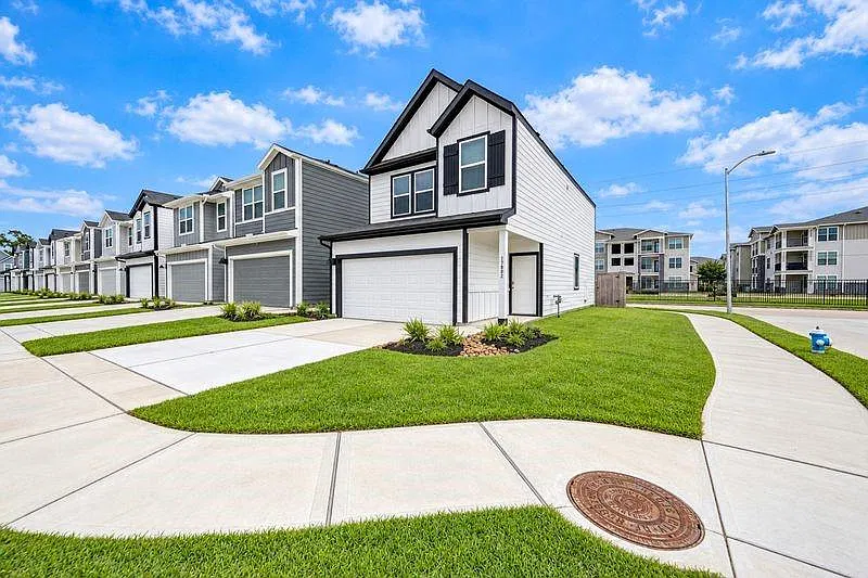 3 bed, 2.5 bath, 1487 sqft, $2,300 — Photo 2