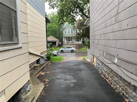 4th image of 131 Harvard Pl