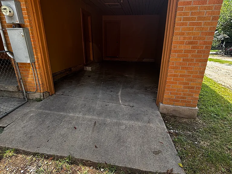 ONE CAR GARAGE