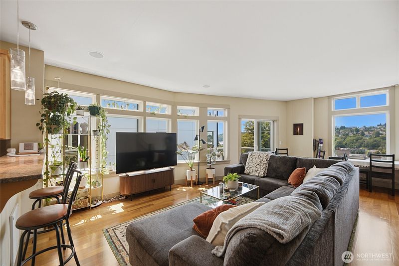 4th image of 2540 14th Avenue W