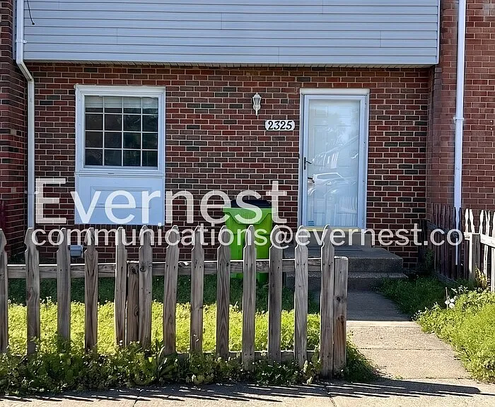 2325 McClellan Ct — Photo 1