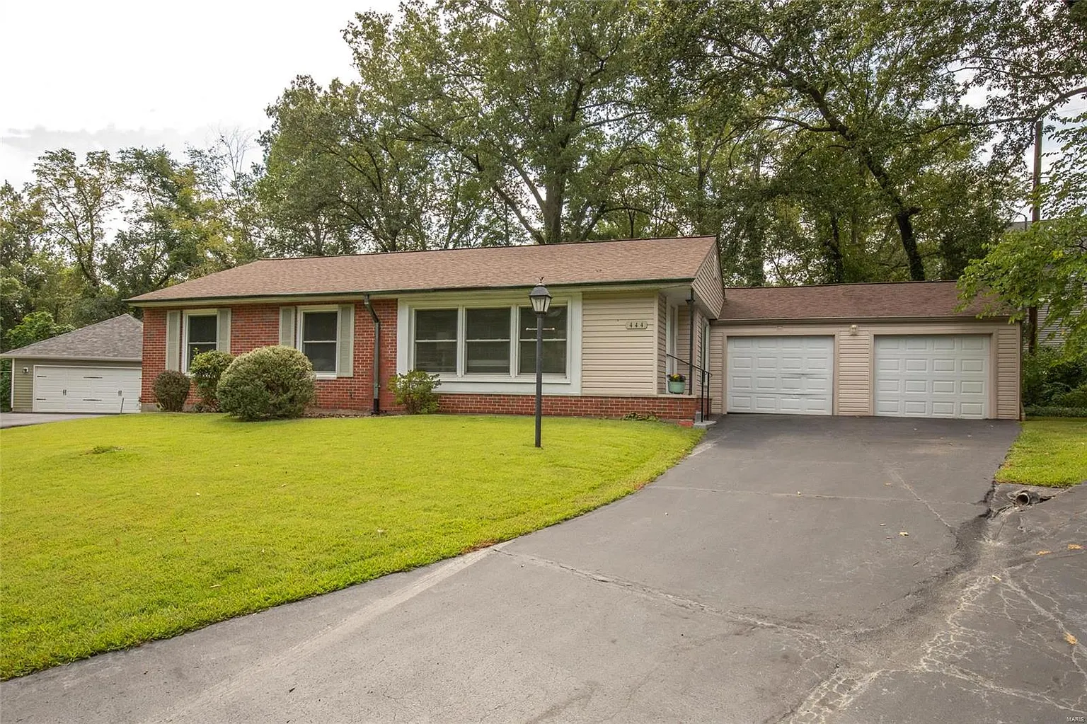 444 Woodlawn Estates Dr photo 1