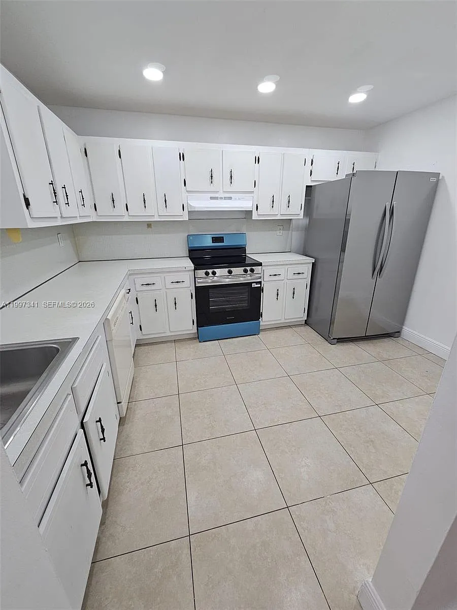 Building Photo - 8633 SW 137th Ave #8633