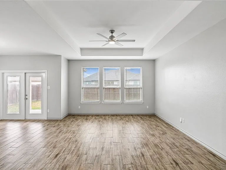 3406 Angelina St — Photo 2