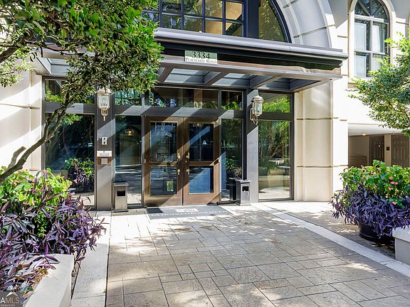 3rd image of 3334 Peachtree Rd NE APT 101