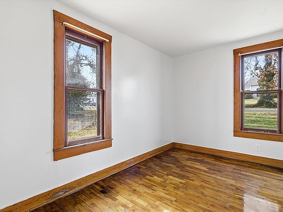15th image of 722 Maple Street