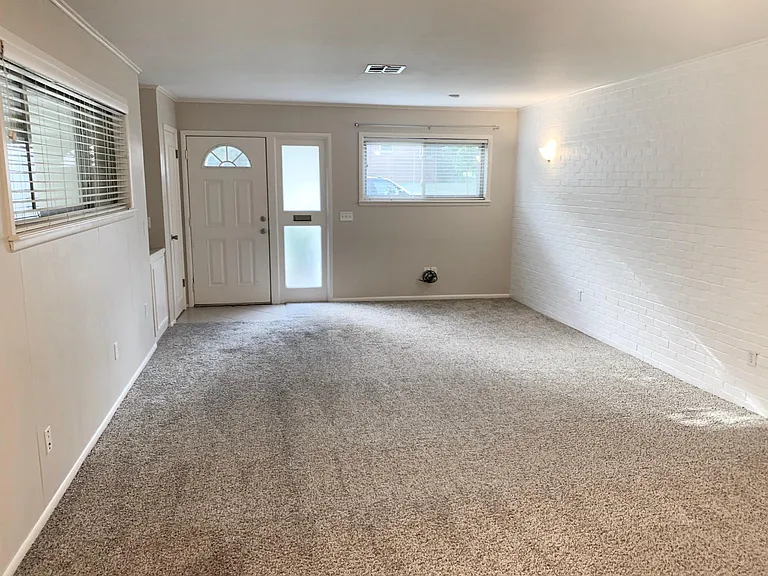 4616 N Harvey Pkwy — Photo 4