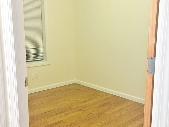 5th image of 2261 43rd St APT 1F