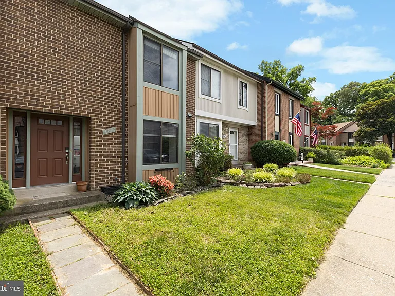 2813 Cambridge Dr — Photo 2