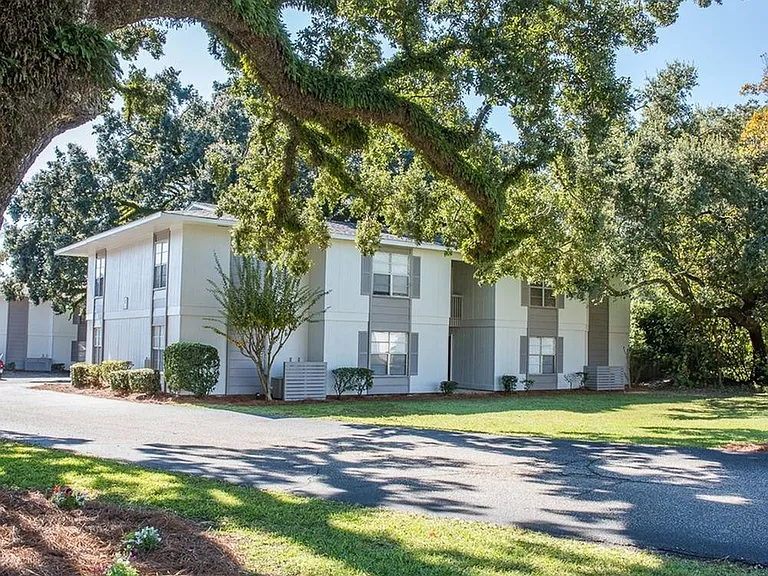 Twin Oaks Apartments — Photo 15