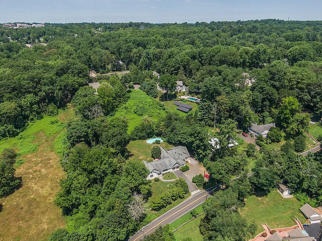 1340 Woodland Rd photo 1