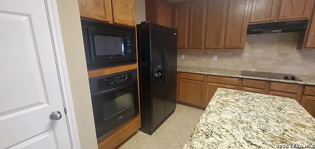 4 bed, 2.5 bath, 2555 sqft, $2,300 — Photo 3