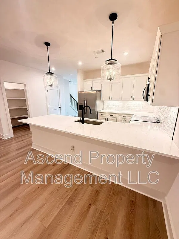 3 bed, 3.0 bath, 2329 sqft, $2,550 — Photo 4
