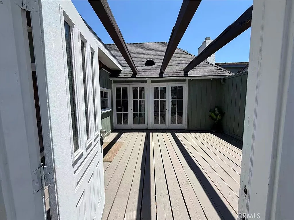 4 bed, 2472 sqft, $4,900 — Photo 2