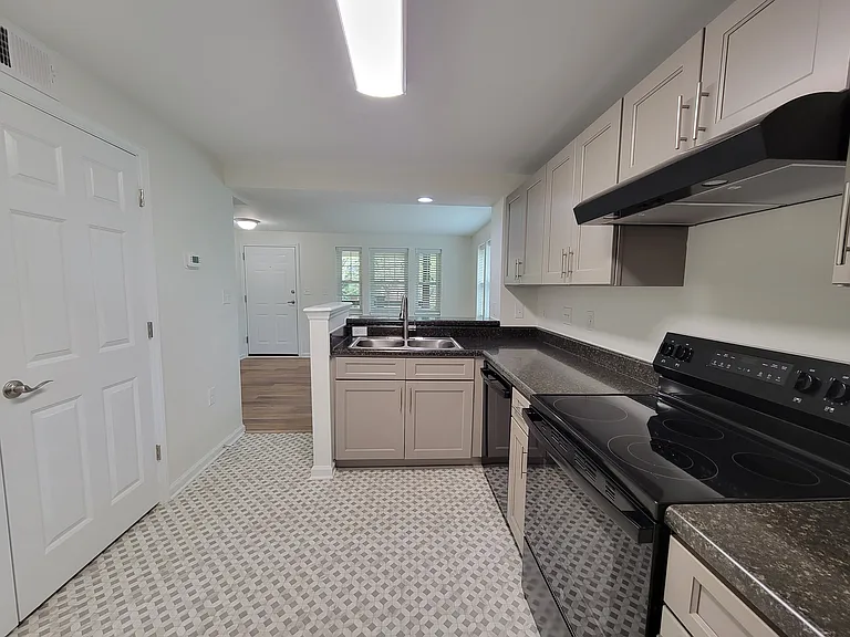 555 E 8th St #1 — Photo 9