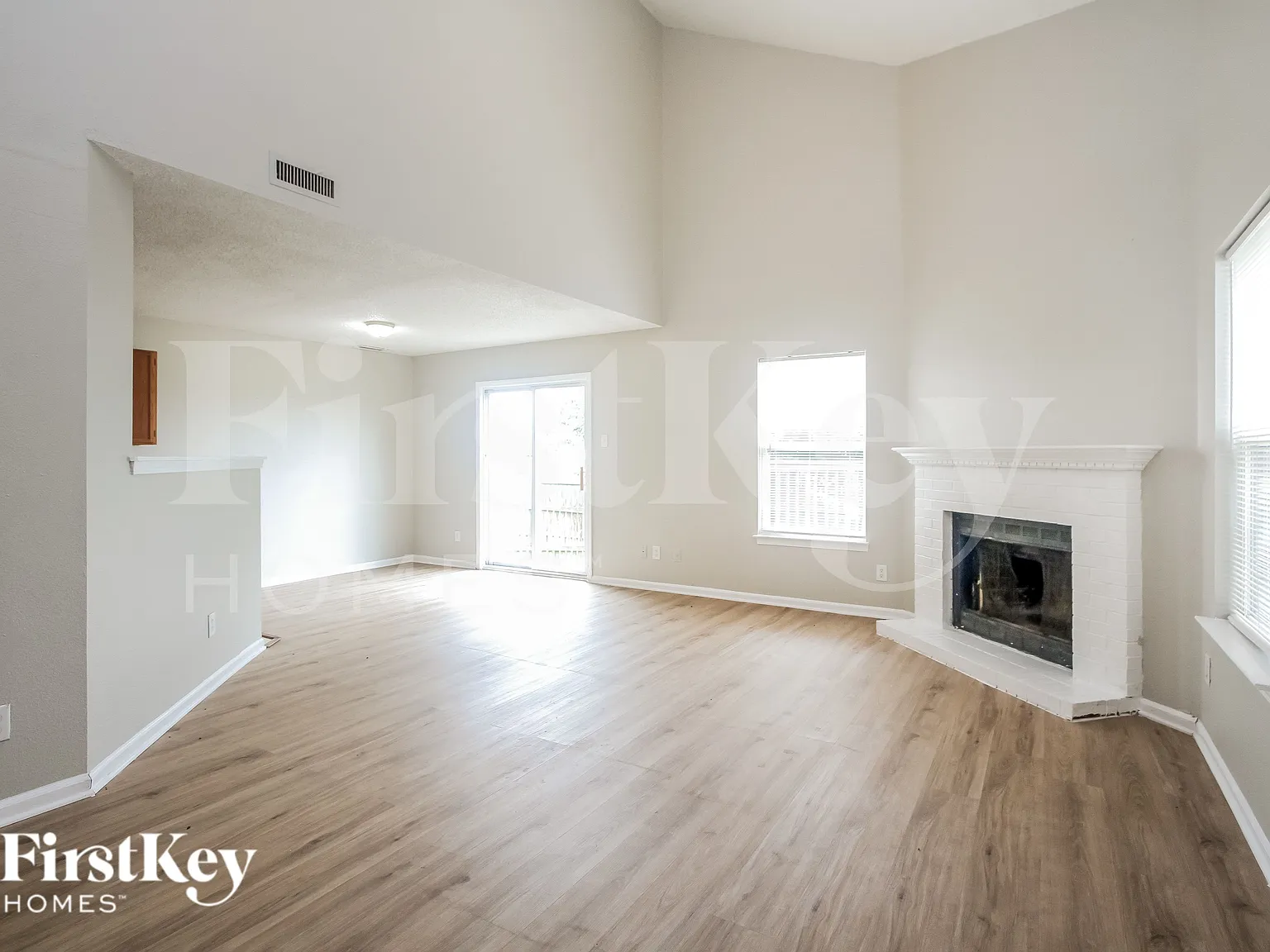 3 bed, 2.5 bath, 1304 sqft, $1,735 — Photo 2