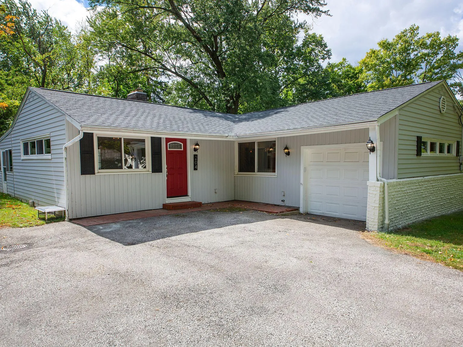 3 bed, 1.5 bath, 1338 sqft, $3,000 — Photo 1
