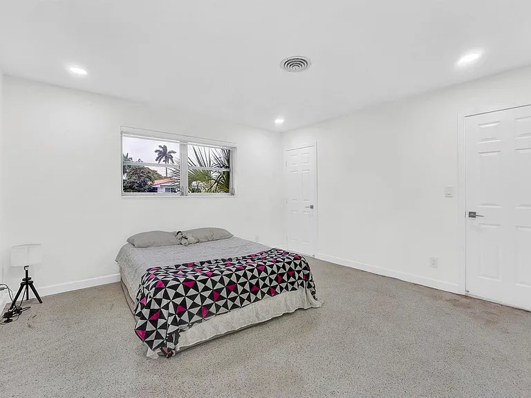 5921 NE 15th Ave — Photo 13