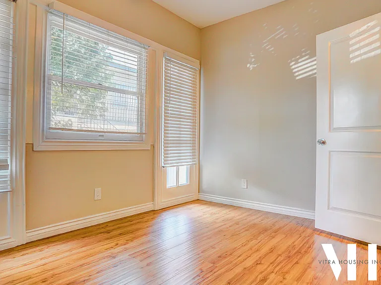 2352 S Portland St — Photo 14