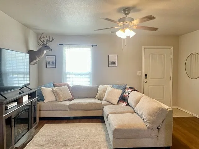 3 bed, 2.0 bath, 1256 sqft, $2,150 — Photo 2