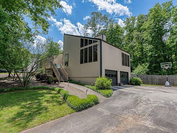 2nd image of 2548 Kingsley Dr NE