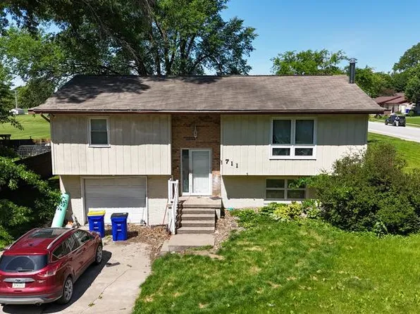 711 12th St, Kalona, IA 52247