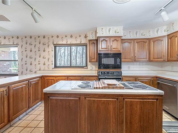 5th image of 400 Shady Crest Dr