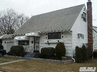 29 Larch St, Hicksville, NY 11801
