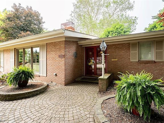 2nd image of 2924 Parkwood Dr