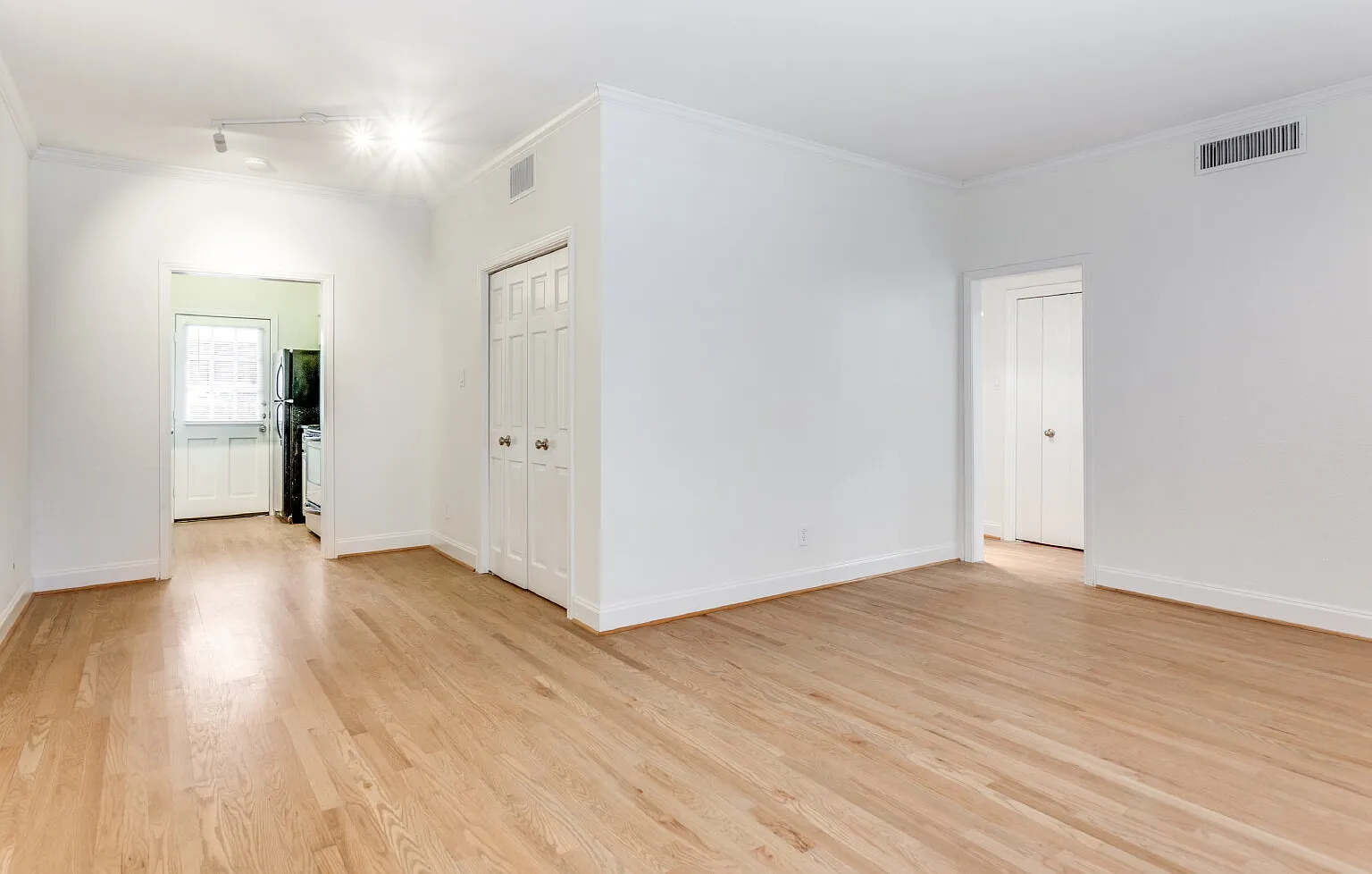 1 bed, 1.0 bath, 744 sqft, $1,595 — Photo 3