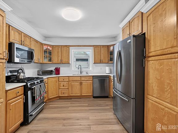 4th image of 1183 W 8th St