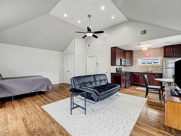 2nd image of 1621 Columbia St #1