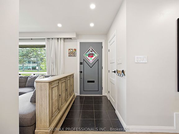 5th image of 33 Brampton Rd