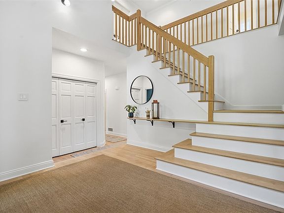 3rd image of 10489 Olde Villa Dr