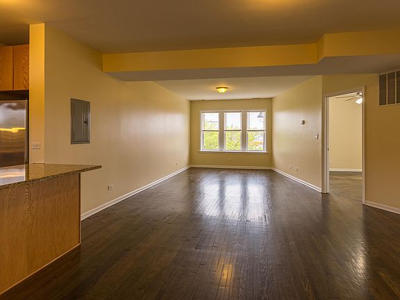 3rd image of 4501 N Milwaukee Ave