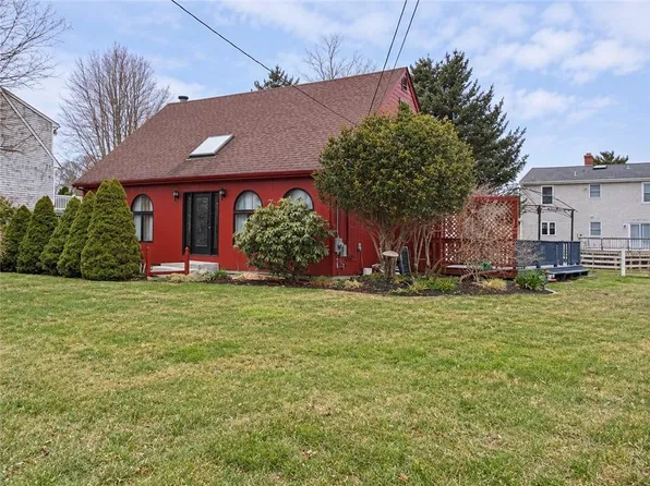 8 Belvedere Dr, Bristol, RI 02809