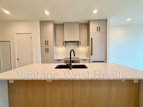 2nd image of 3300 Lakeshore Rd #1108