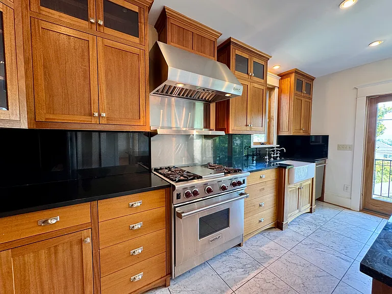 2818 Broadway E — Photo 6