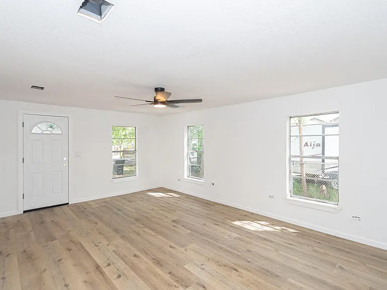 211 W South St — Photo 14
