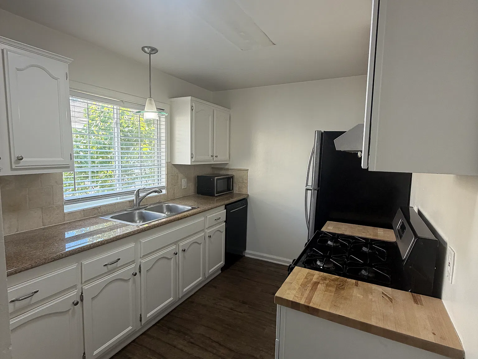 3 bed, 820 sqft, $4,250 — Photo 1