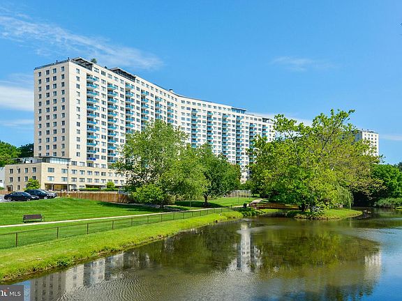 3rd image of 10401 Grosvenor Pl APT 723