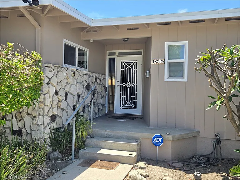 18717 Cranbrook Ave — Photo 2