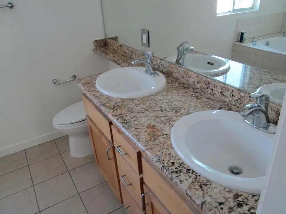 3 bed, 2.5 bath, 1300 sqft, $5,650 — Photo 4