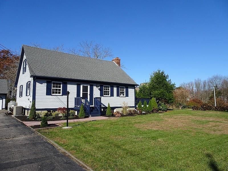1st image of 107 N Niantic Dr