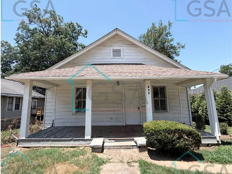 109 Watts Ave — Photo 1