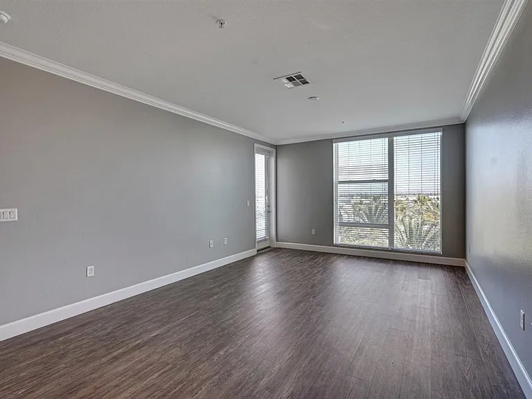 Stadium House Apartments — Photo 36