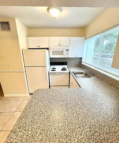 7626 NE 6th Ct #1 — Photo 4