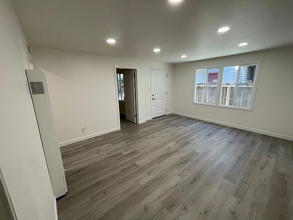 4th image of 411 N San Mateo Dr APT 2